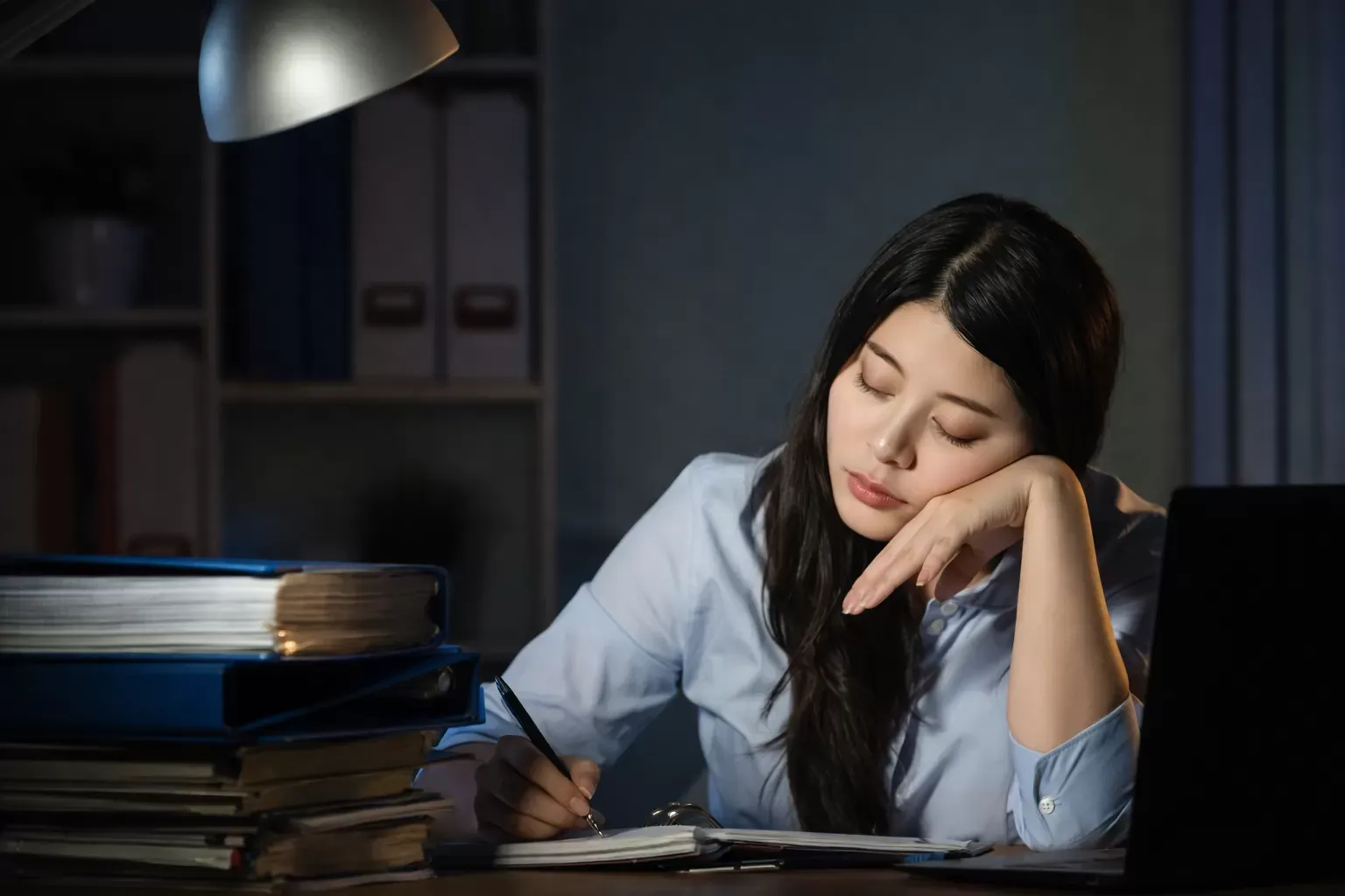 Làm việc quá sức và thời gian nghỉ ngơi không đủ khiến cơ thể liên tục rơi vào trạng thái suy nhược