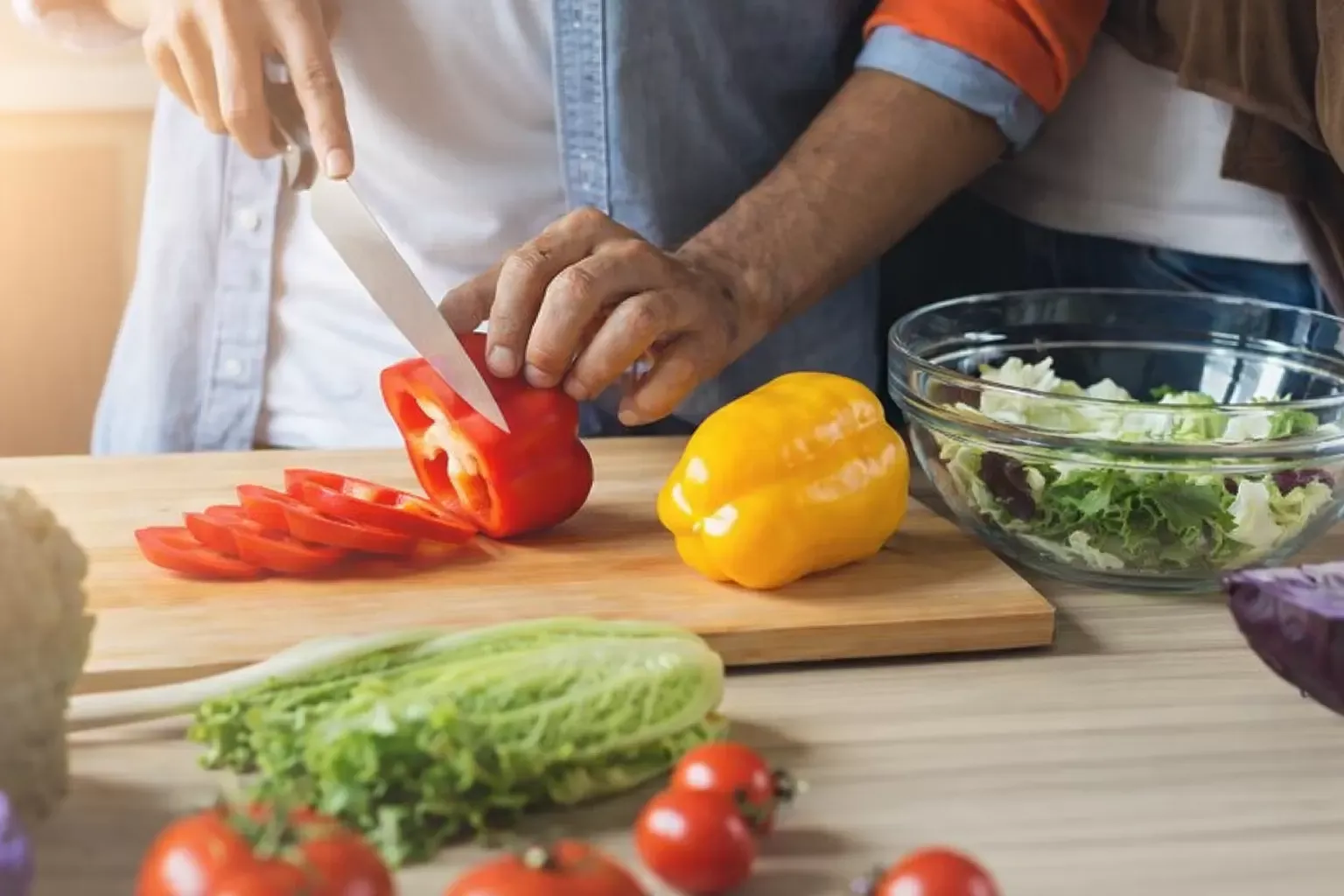Chế độ dinh dưỡng không cân đối cũng là yếu tố liên quan