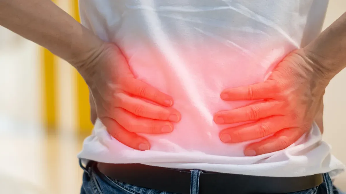 Những va chạm mạnh gây chấn thương cấp tính vùng lưng hay tư thế làm việc không đúng trong thời gian dài cũng có thể là nguyên nhân gây thoát vị đĩa đệm cột sống thắt lưng