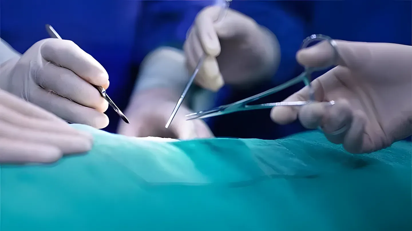 Phẫu thuật có thể giải quyết nhanh tình trạng chèn ép, nhưng không thay thế được quá trình phục hồi chức năng.