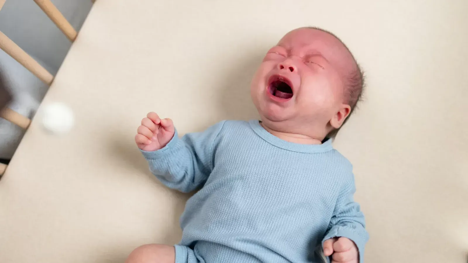 Hãy đưa trẻ đi khám bác sĩ nếu trẻ sốt trên 38 độ và có những dấu hiệu bất thường khác