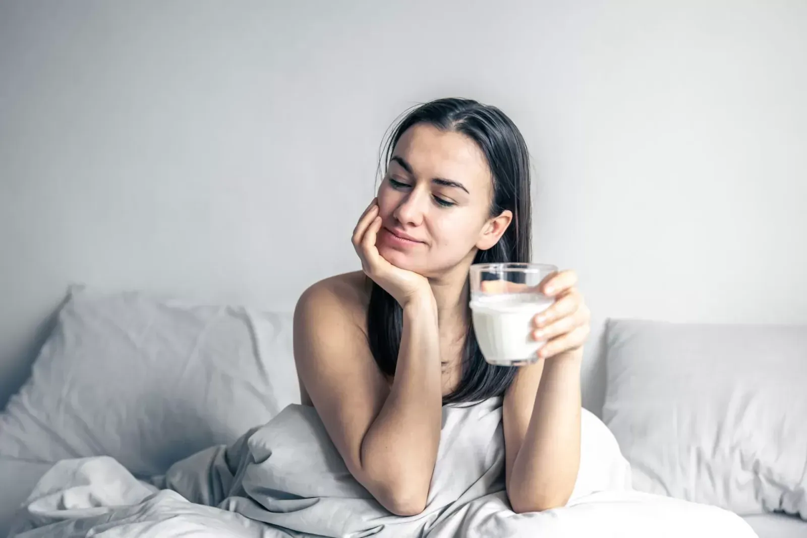 Một ly sữa ấm trước khi đi ngủ có thể trở thành “nghi thức” thư giãn giúp bạn dễ vào giấc hơn