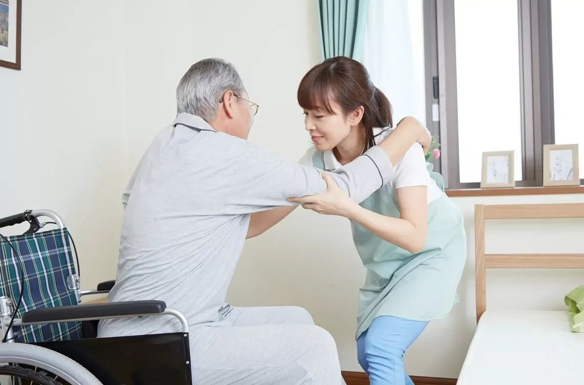 Cần tuân thủ theo hướng dẫn của bác sĩ để chăm sóc người bệnh tại nhà một cách cẩn thận